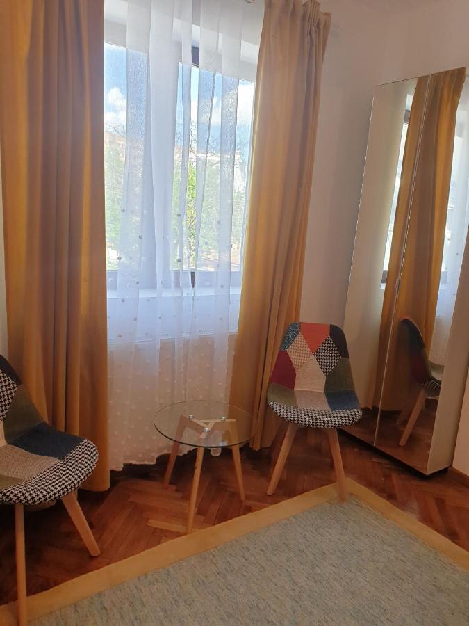 Studio Yellow - Piata Victoriei Bukarest Exteriör bild